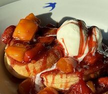 Панкейки с манго и клубникой
