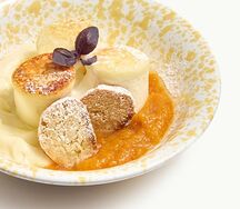 Сырники со сметанным кремом и абрикосами в цветочном сиропе