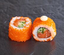 Калифорния с масаго с лососем