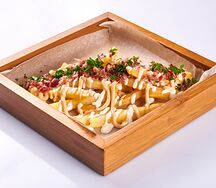 Картофель фри с беконом и зеленью