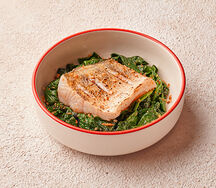 Судак с жареным шпинатом 