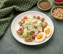 Цезарь в ливанском стиле с куриным кебабом и чипсами из питы