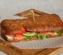 Сэндвич с лососем на ржаном хлебе