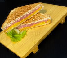 Сэндвич с ветчиной и сыром