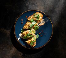 Брускетта с креветкой и снежным крабом