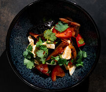 Салат с хрустящим баклажаном и томатами