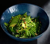 Зеленый салат с авокадо