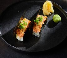 Хенд-ролл с лососем