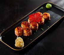 Запеченный ролл с лососем в соусе спайси