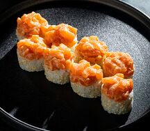 Ролл с острым лососем