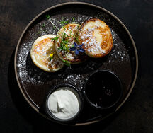 Домашние сырники с вишней