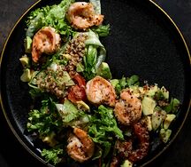 Салат с креветками авокадо и киноа