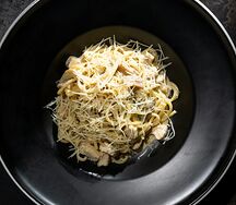 Паста с белыми грибами, индейкой и трюфелем