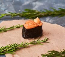 Гункан спайси с лососем