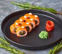 Ролл Калифорния в масаго с лососем