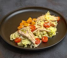 Салат Цезарь с курицей