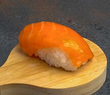 Суши лосось