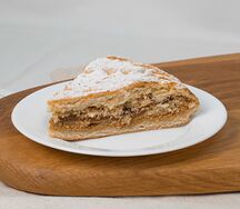 Пирог с кортом и орехами
