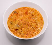 Том ям с курицей и фунчозой