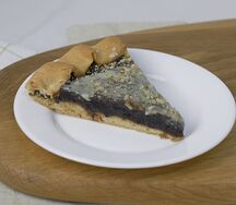 Пирог с черносливом и грецким орехом