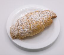 Круассан с карамелью