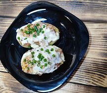 Картофель, запеченный на углях, с копчёной свининой и сыром