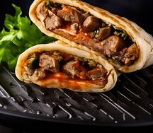 Шаурма с копченой свининой в лаваше.