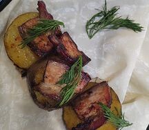Картофель, запечённый с копчёной грудинкой cвинoй