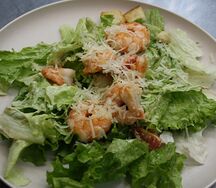 Салат Цезарь с креветками