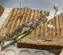 Сэндвич с рваным мясом и грибами