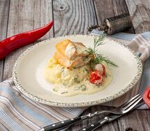 Форель с соусом из сметаны и зеленого лука