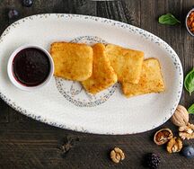 Жареный сулугуни с ягодным соусом