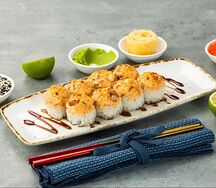 Ролл запеченный угорь с сырным соусом