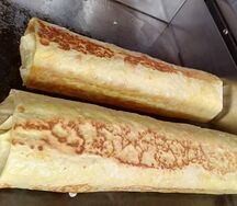 С салатом айсберг, сыром и картофелем фри