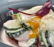 Свежий салат с яйцом пашот