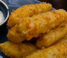 Сырный хворост со сливочным соусом