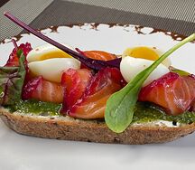 Гренки со шпротами и домашним яйцом