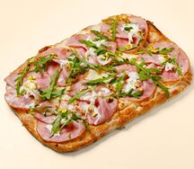 Римская пицца с ветчиной и страчателлой