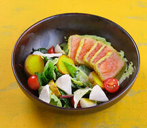 Салат с теплым лососем и медовой заправкой