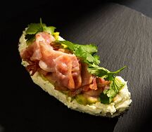 Брускетта с гуакамоле и беконом