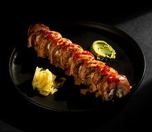 Ролл с лососем, манго и креветкой