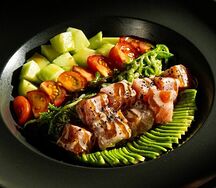 Боул с тунцом и ореховым соусом