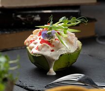 Авокадо с креветкой и тобико