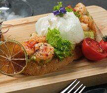 Брускетта с креветкой и гуакамоле