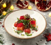 Лосось со страчателлой, помидорами и икрой Масаго