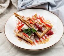 Бельгийские вафли с кремом и клубникой