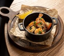 Тигровые креветки жареные с чесноком и зеленью