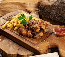 Гриловани из курицы с картофелем фри Питница