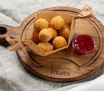 Сырные шарики с соусом из брусники