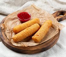 Смаженый сыр с беконом и брусничным соусом